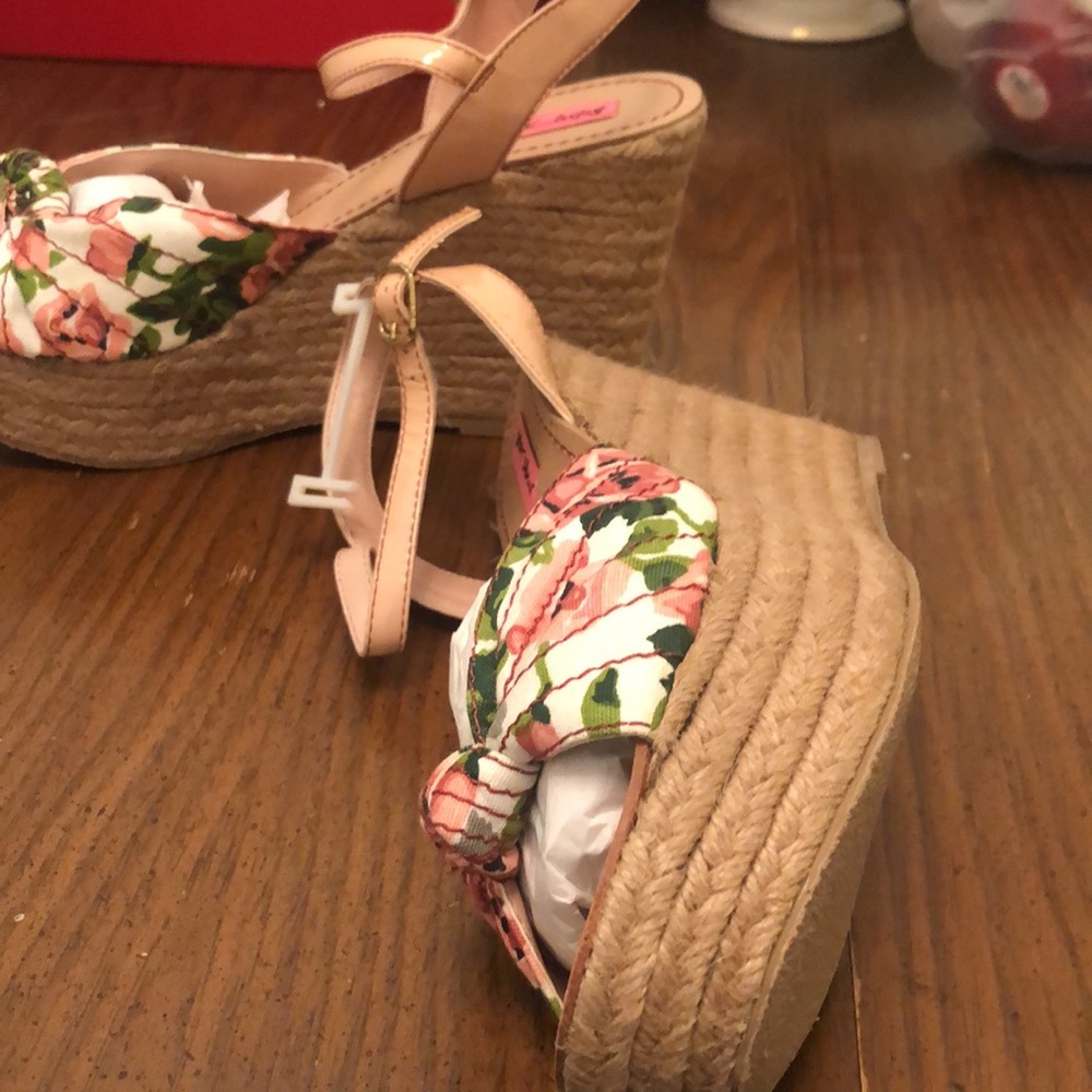 Shoes - Picture 2 of 5